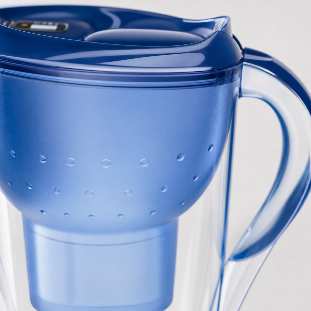 Carafe filtrante domestique — détail de finition et matériau