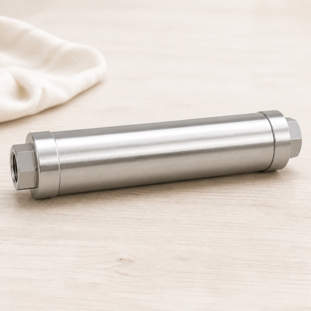 Anti-tartre galvanique cylindrique en inox brossé sur fond clair, raccord femelle visible